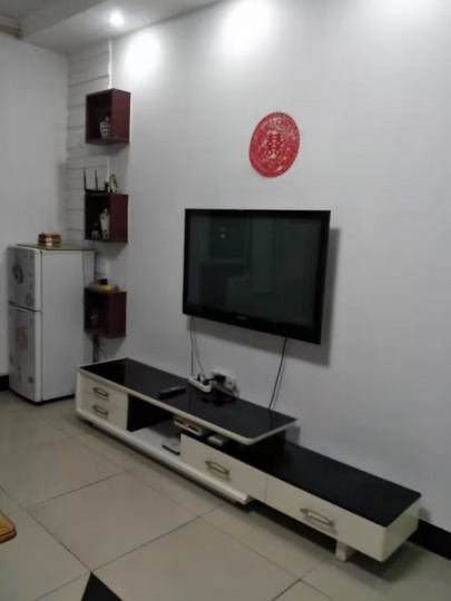 桂鶴小區(qū)三室一廳一衛(wèi)一廚,家具齊全，拎包入住